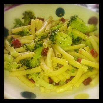pasta met brocolli en salami